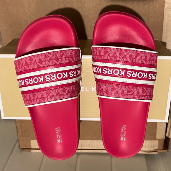 NWT Michael Kors Women's Gilmore Signature Logo Pool slides - Picture 1 of 3